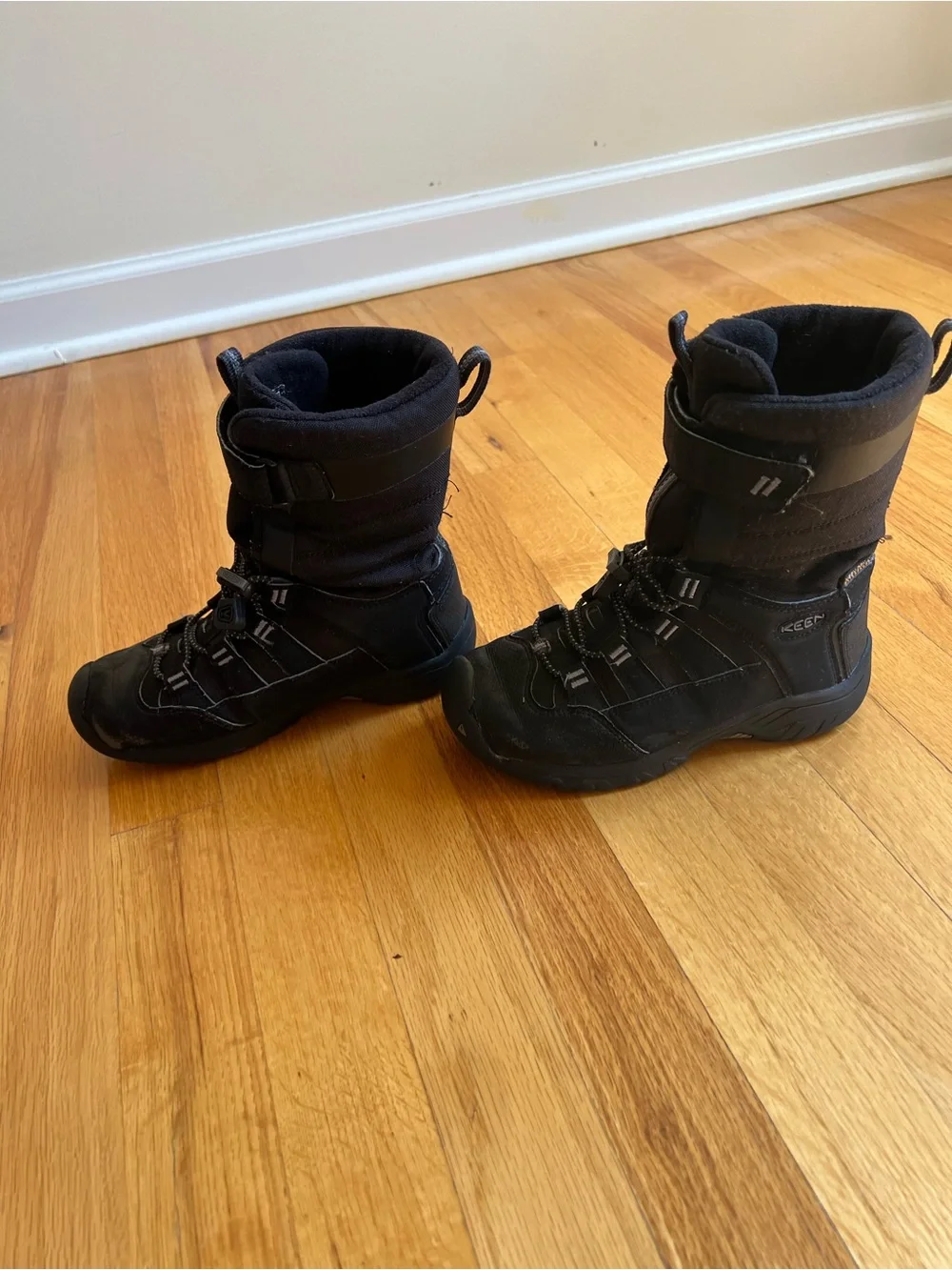 KEEN Kids Black Winter Boots size 1 - Waterproof Boots, Non-Marking Sole